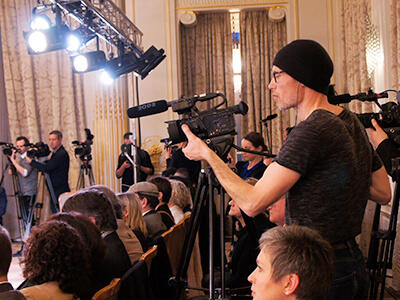 Les stages en entreprise permettent à l’étudiant en master journalisme documentaire de développer son réseau.