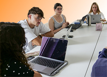 Atelier de gestion de crise et modération de communauté en école de communication.